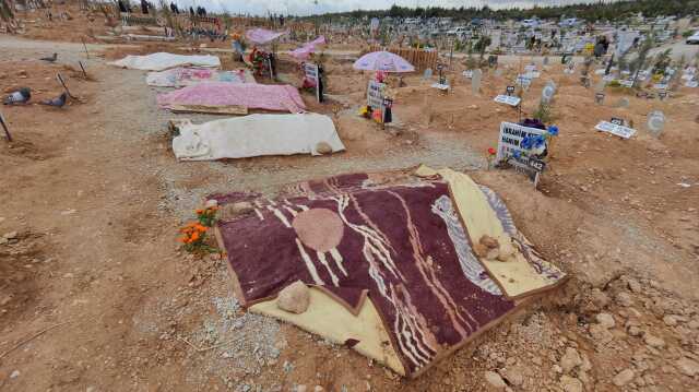 Depremde ölen çocukların bayram hediyeleri mezarlarına bırakıldı Depremde ölen çocukların bayram hediyeleri mezarlarına bırakıldı