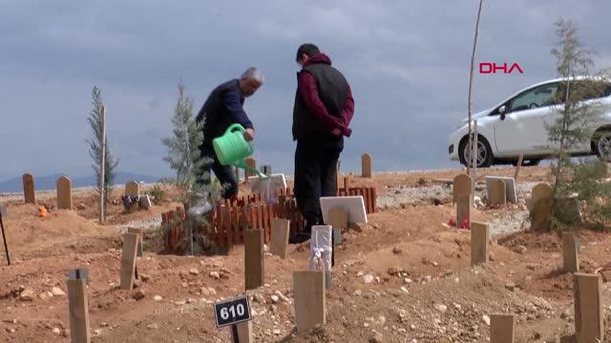 DEPREMDE ÖLEN ÇOCUKLARIN BAYRAM HEDİYELERİ MEZARLARINA BIRAKILDI