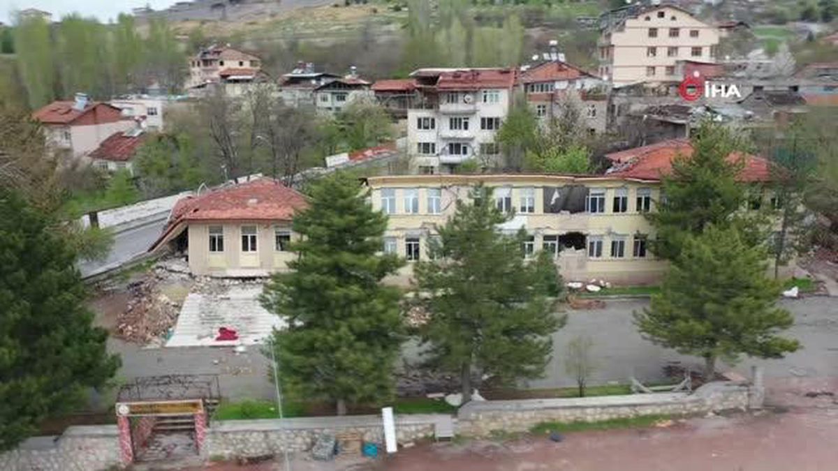 Depremde yan yatan bina müze yapılacak