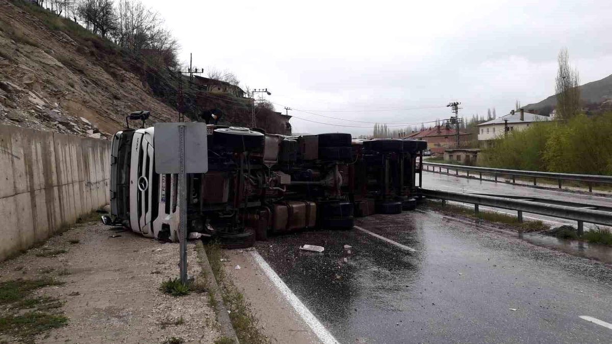 Devrilen tırın sürücüsü yaralandı