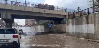Diyarbakır'da sağanak; yollar göle döndü