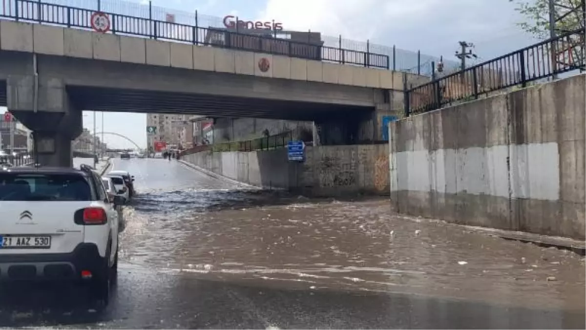 Diyarbakır'da sağanak; yollar göle döndü