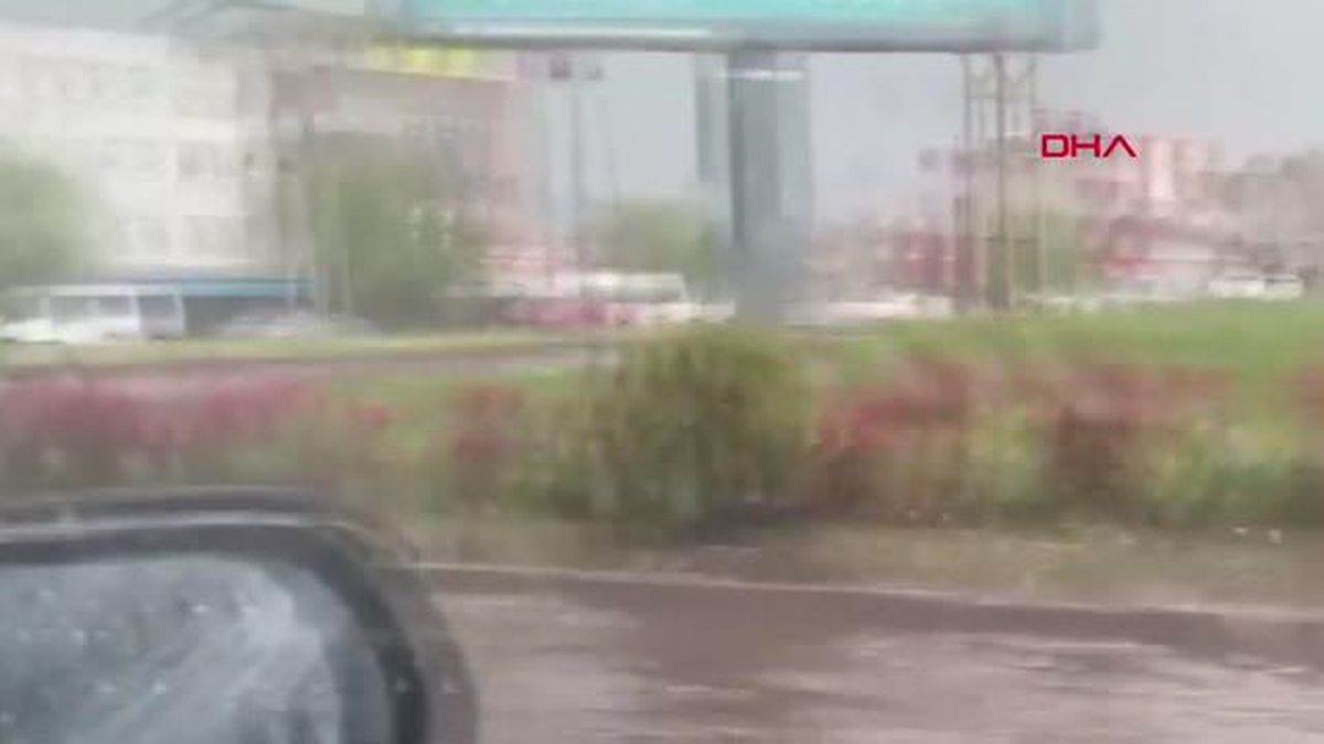 DİYARBAKIR'DA SAĞANAK; YOLLAR GÖLE DÖNDÜ