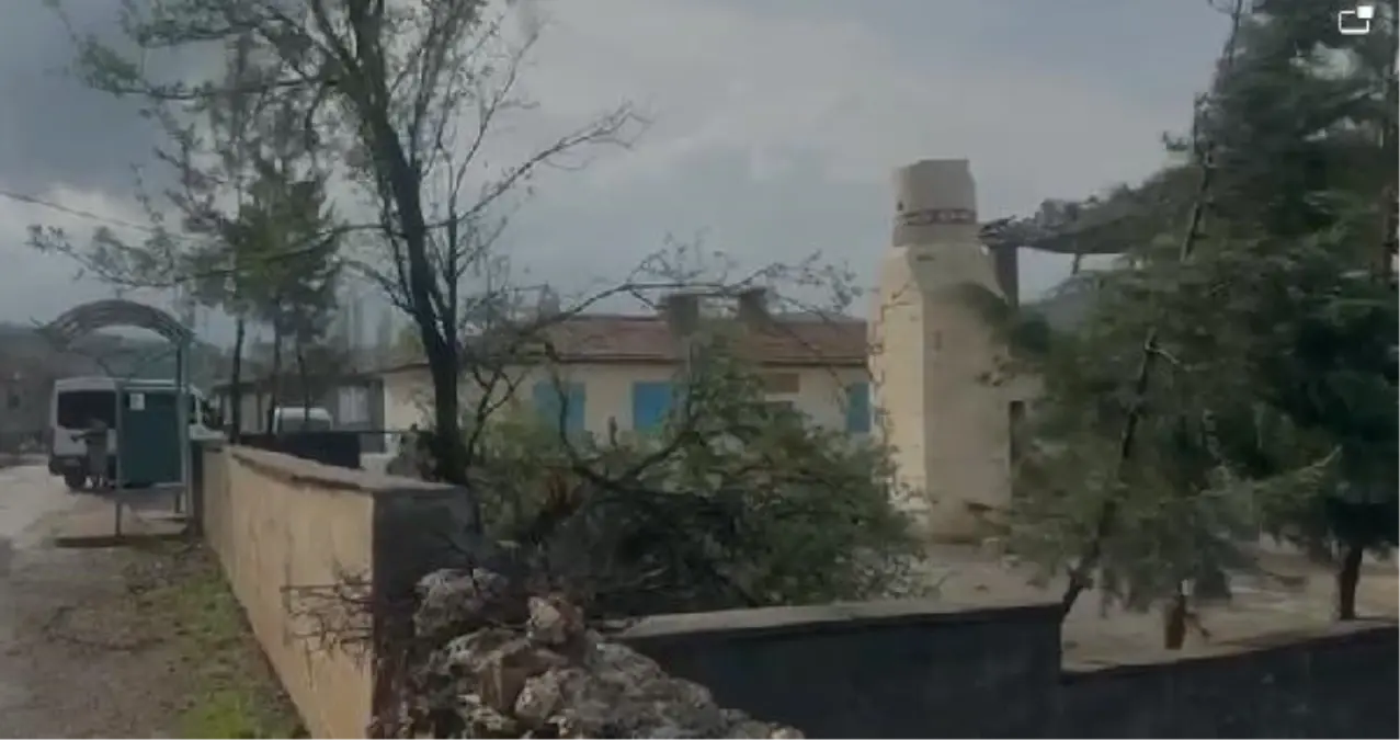 Diyarbakır'da sağanak; yollar göle döndü (2)