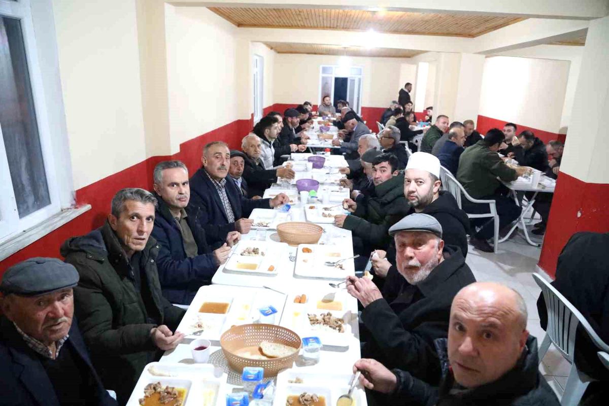 Gençlerinden mahalleliye iftar sürprizi