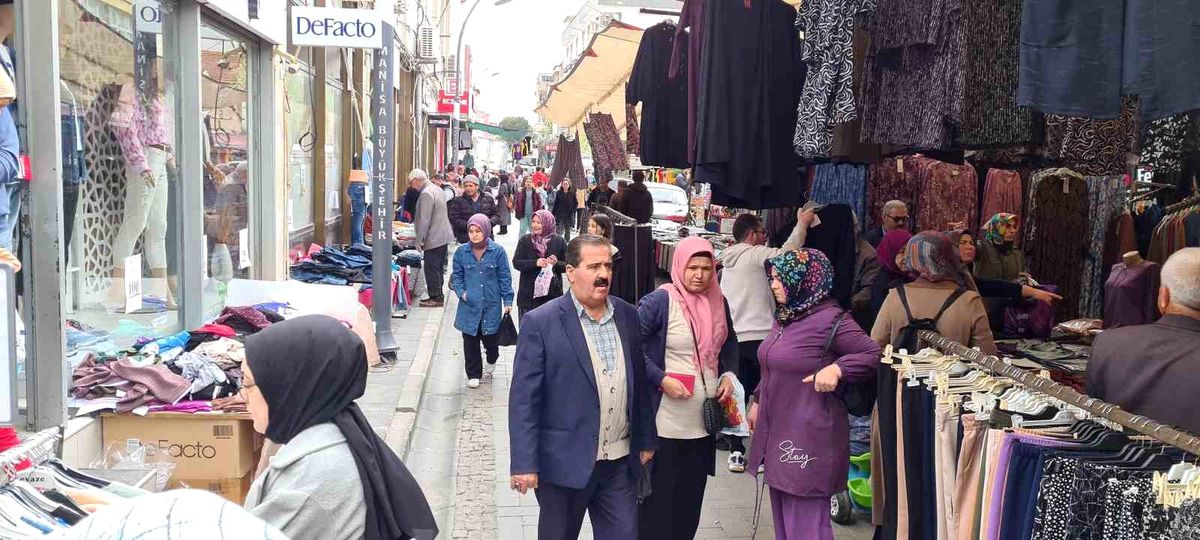 Gördes'te bayram alışverişi esnafın yüzünü güldürdü