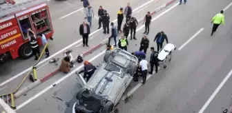 Hafif ticari araç bariyerleri devrilip alt geçitteki otomobilin üzerine düştü: 1 ölü, 2 yaralı