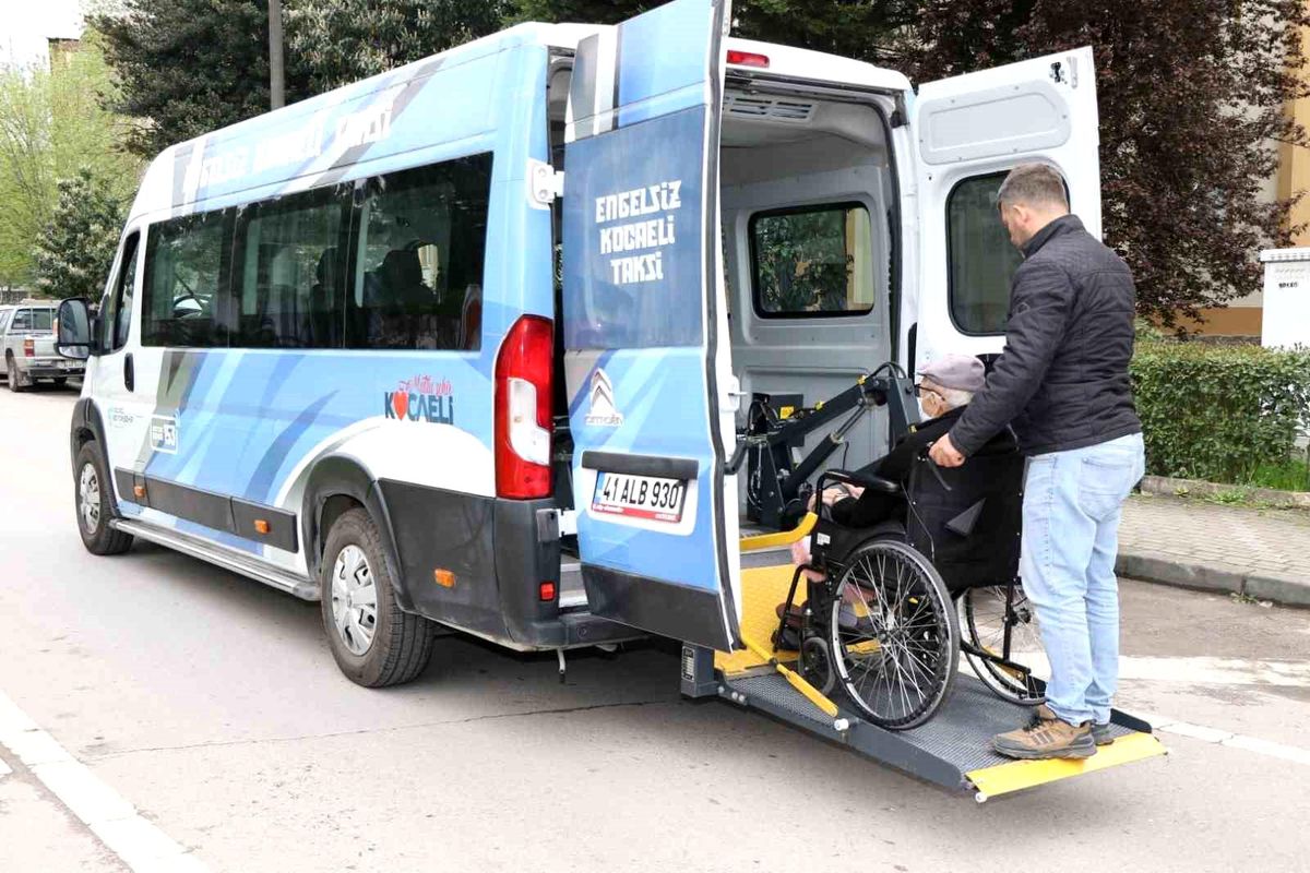 Hasta nakil ambulansları ve engelsiz taksi, bayramda da görev başında