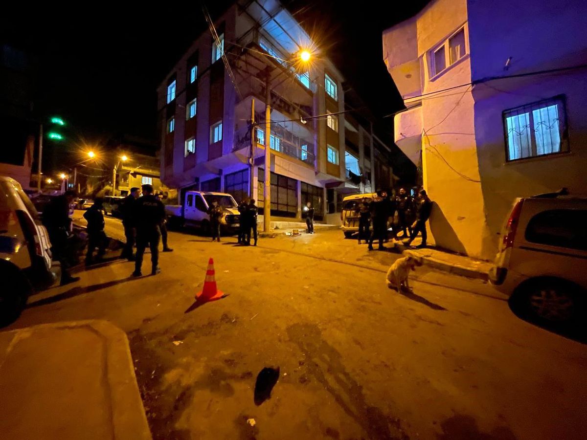 İzmir'de bıçaklı kavga: 1'i ağır 2 yaralı