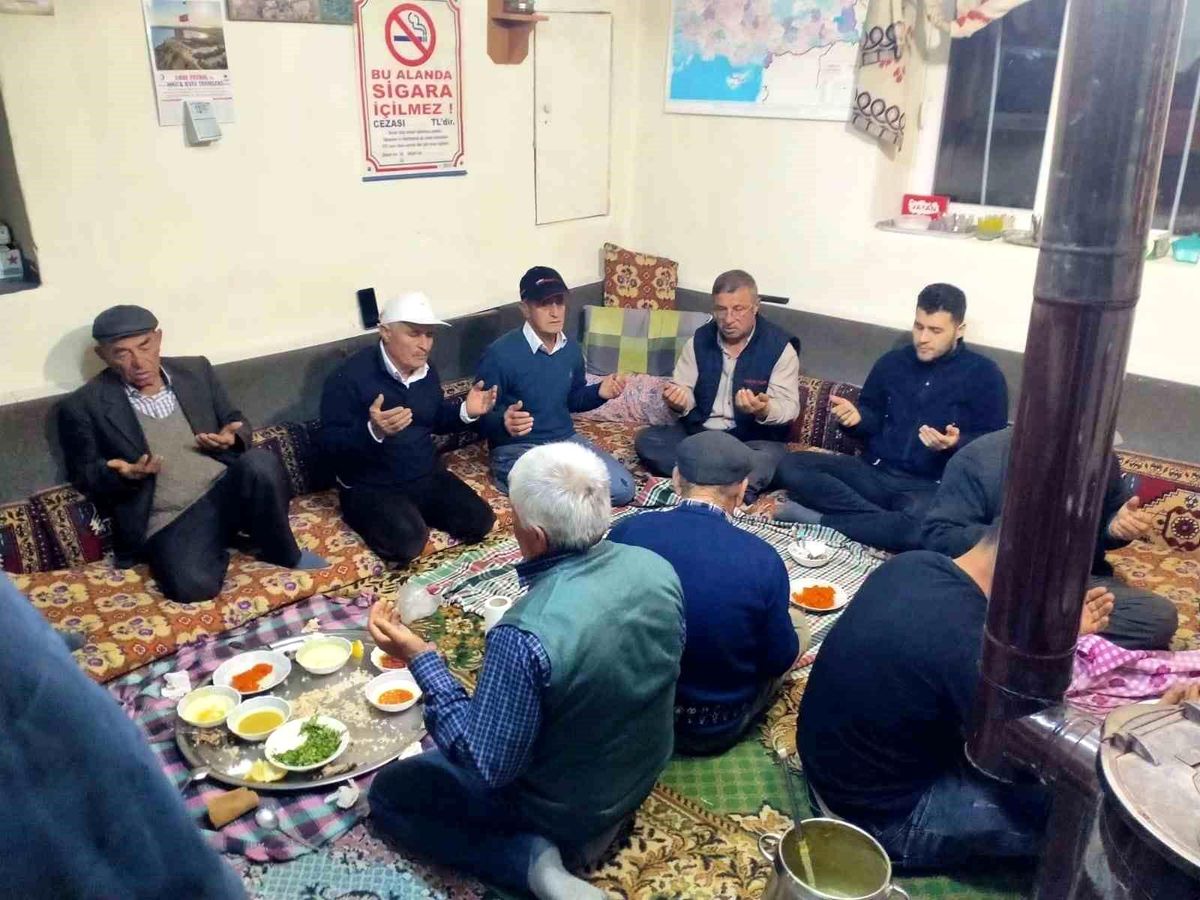 Köy odasında birlikte iftar yapıp asırlık geleneği yaşattılar