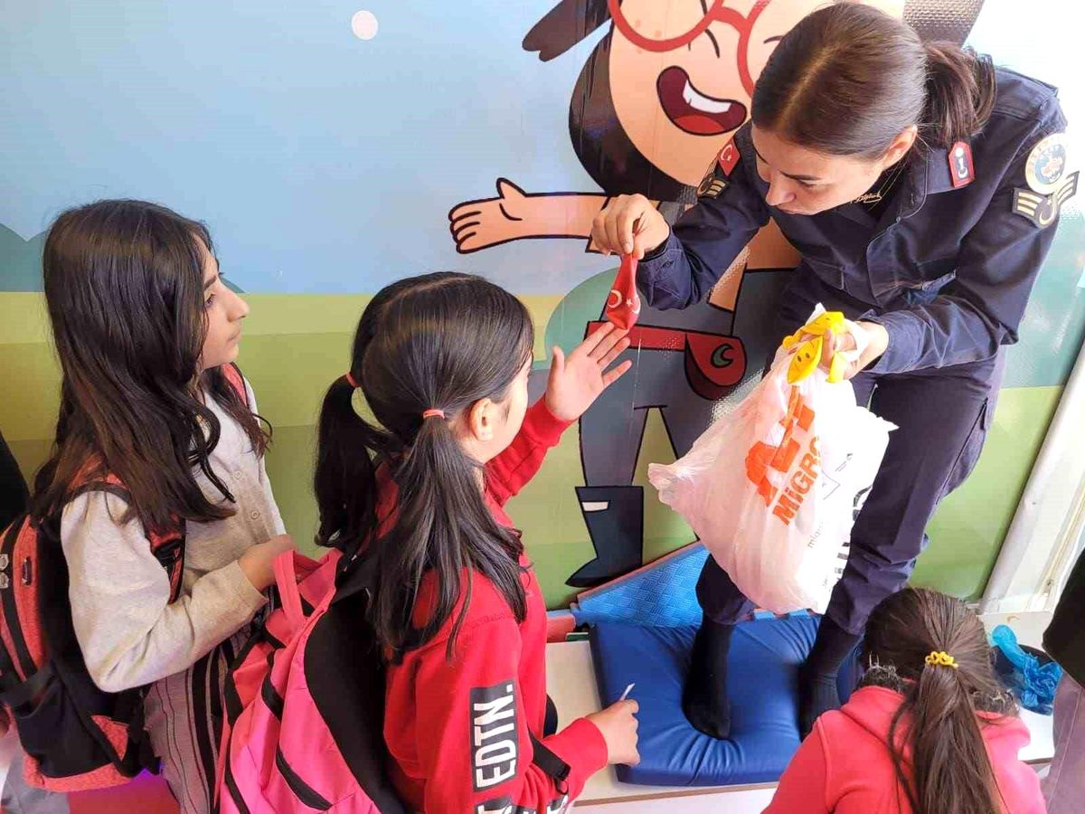 Malatya'da depremzede çocuklara jandarma şefkati
