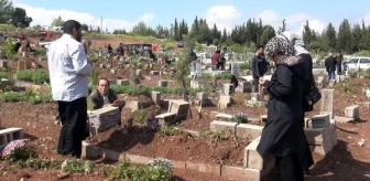 Osmaniye'deki deprem mezarlığında duygu dolu ziyaretler