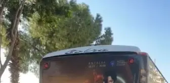 Patenli gençler, halk otobüsünün arkasına tutunup ilerledi