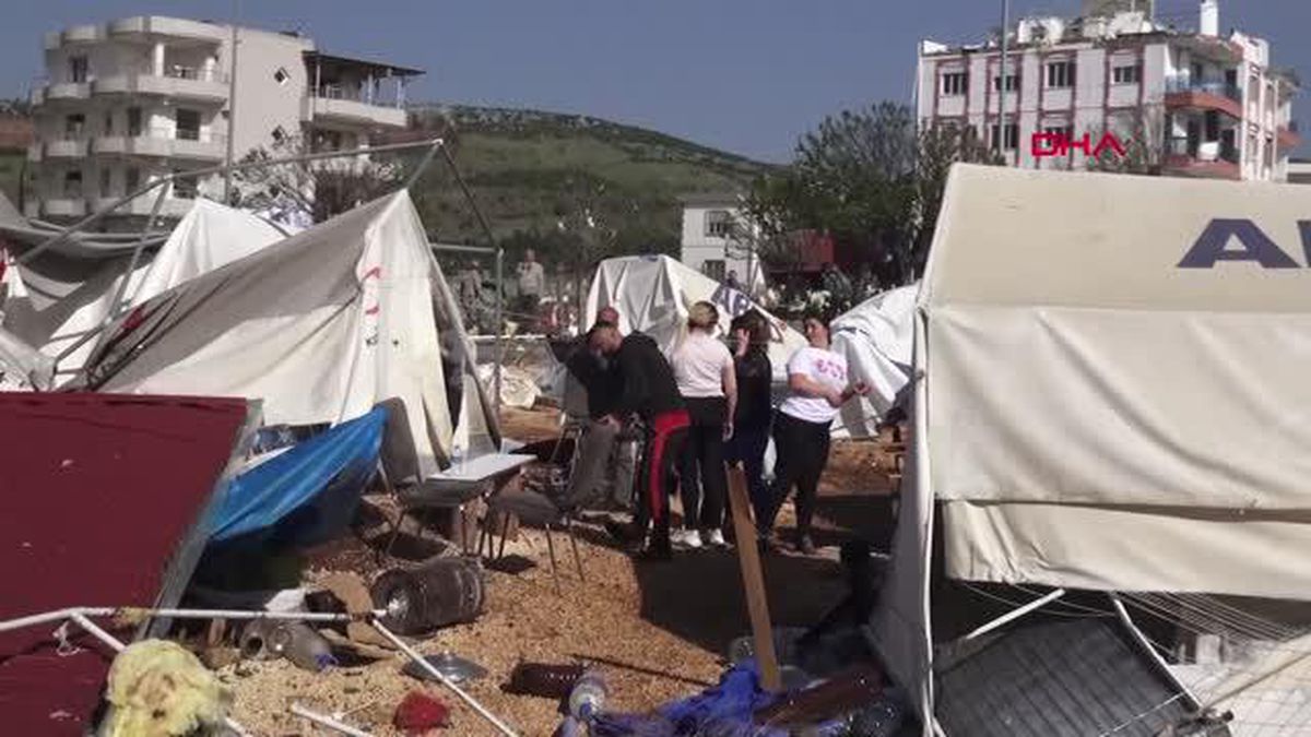 PAZARCIK'TA HORTUM; DEPREMZEDE ÇADIRLARI UÇTU 8' İ AĞIR, 40 YARALI