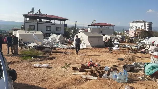 Kahramanmaraş'ta hortum! Çadırlar uçtu, çatılardan savrulan parçalar depremzedeleri yaraladı Kahramanmaraş'ta hortum! Çadırlar uçtu, çatılardan savrulan parçalar depremzedeleri yaraladı