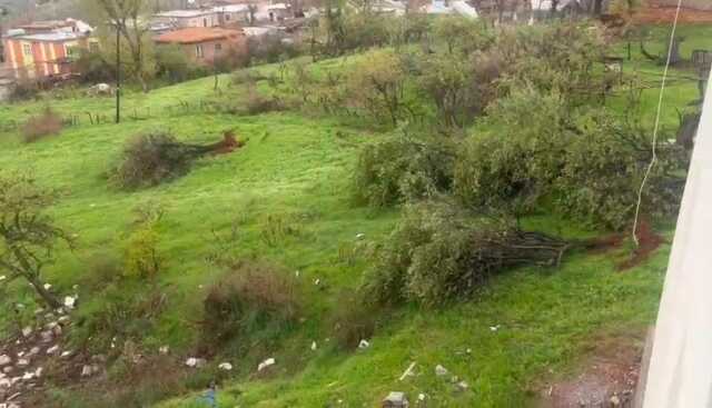 Şiddetli yağış ve fırtına hayatı durma noktasına getirdi! Yollar göle döndü, minareler yıkıldı