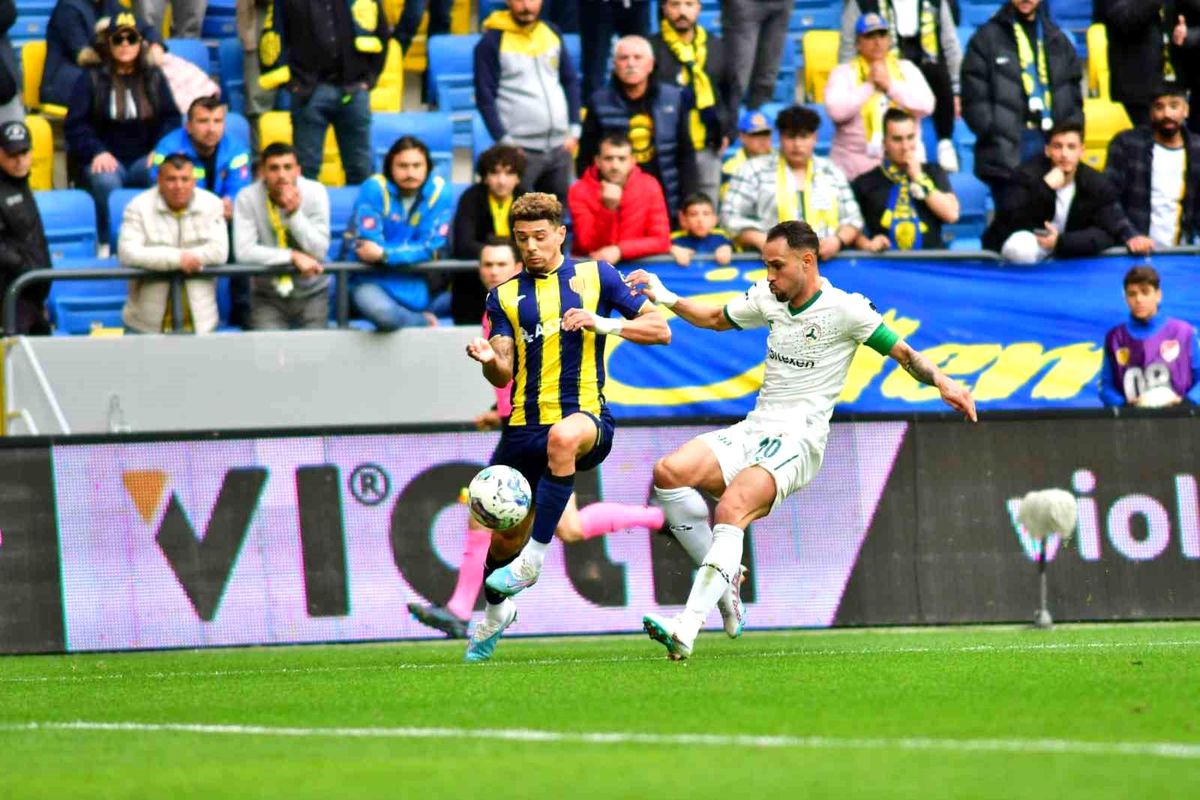 Spor Toto Süper Lig: MKE Ankaragücü: 0 Giresunspor: 1 (İlk yarı)