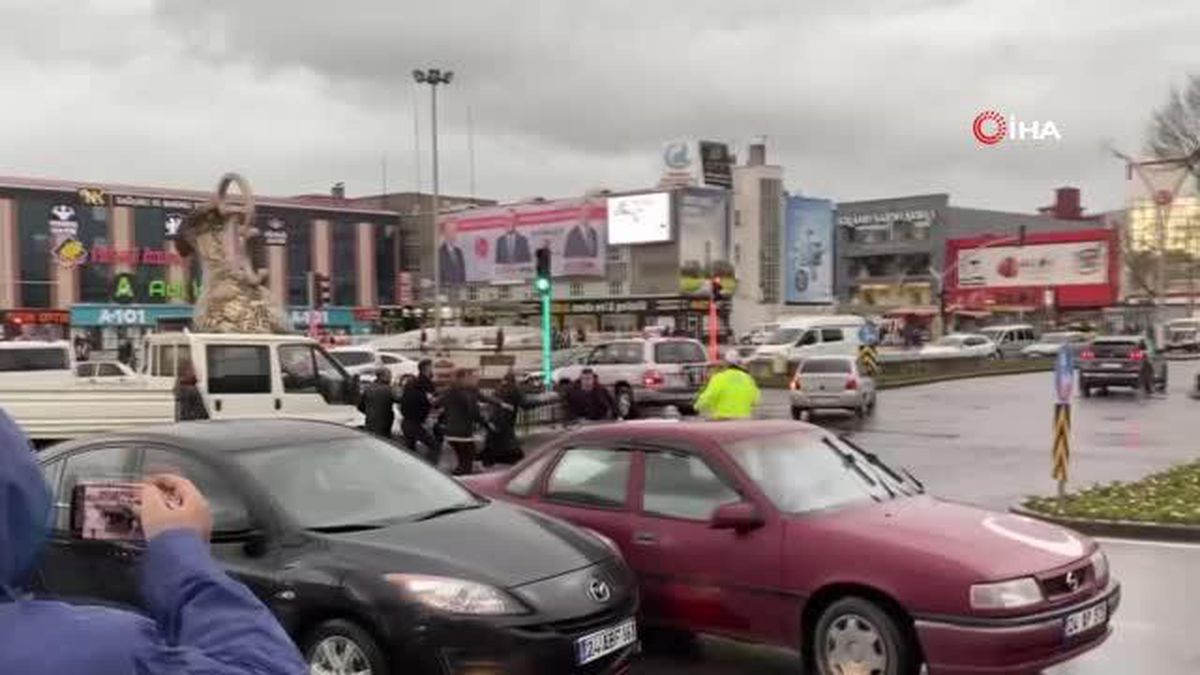 Tartıştığı kadın sürücüyü darp etti, linç edilmekten polis kurtardı