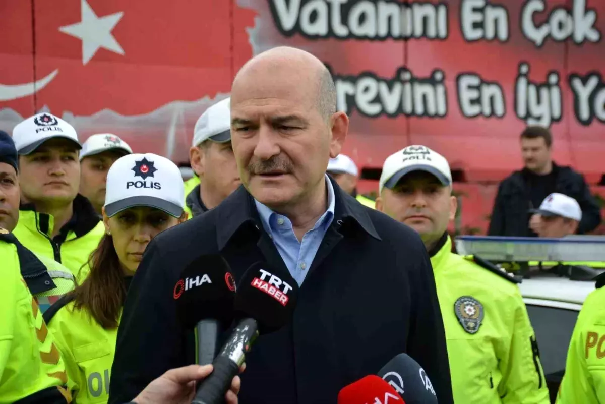Trafik denetimine katılan Bakan Soylu: '99 bin 245 personelimiz bayram boyunca görev yapacak'