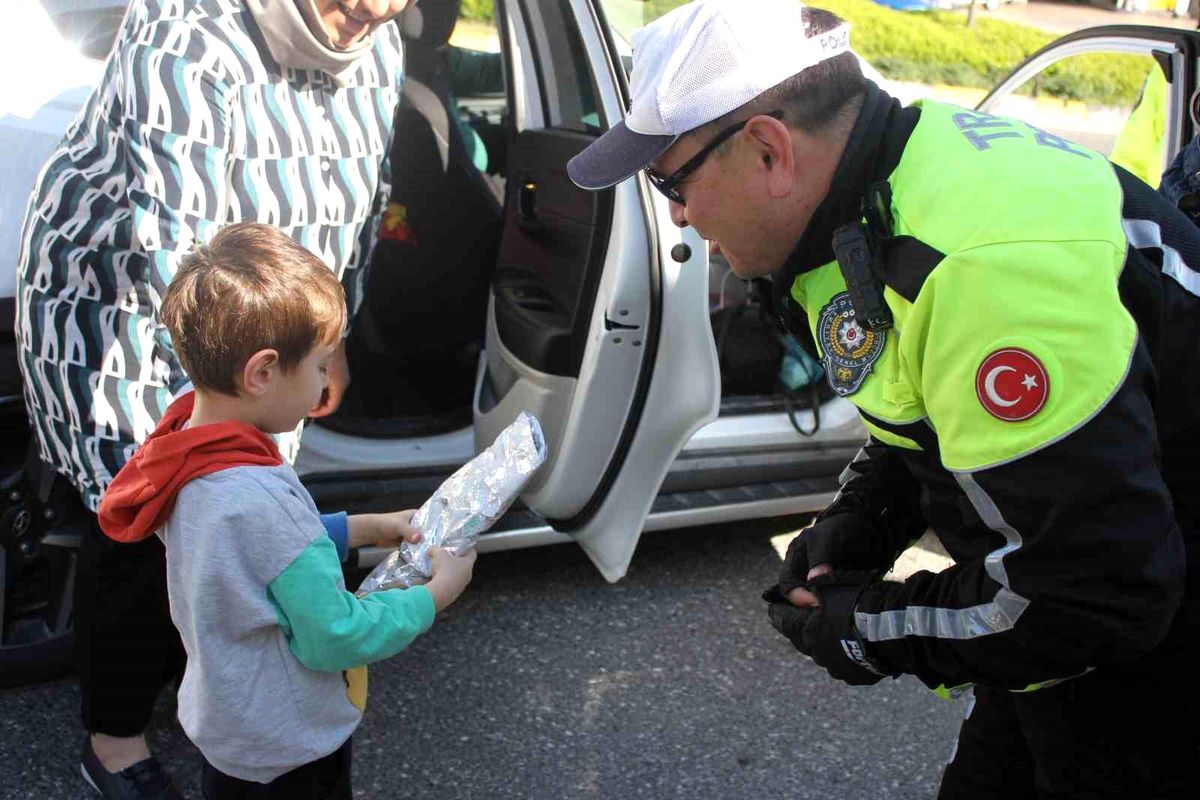Trafik polisleri Marmaris girişinde sürücüleri uyardı, çocuklara hediye dağıttı