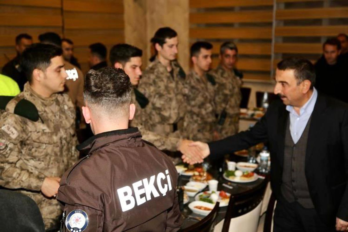 Vali Hacıbektaşoğlu, sahurda mahalle bekçileri ile bir araya geldi