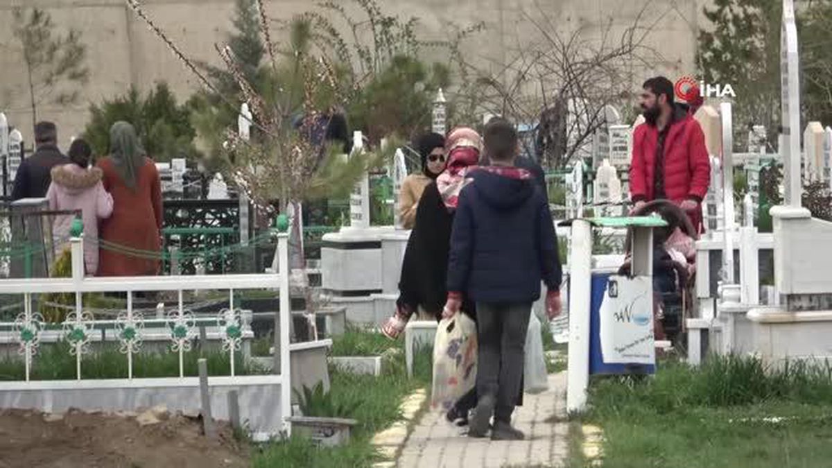 Van'da Arefe günü şehitlik ve mezarlıklar doldu taştı