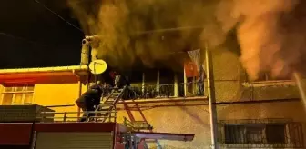 Yangında mahsur kalan kadın, ikinci kat balkonundan merdivenle kurtarıldı