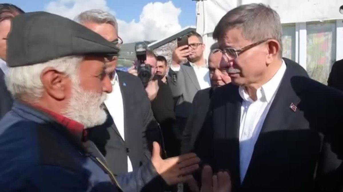 Ahmet Davutoğlu, Bayramın İlk Günü Gaziantep'in Nurdağı İlçesinde Depremzedeleri Ziyaret Etti