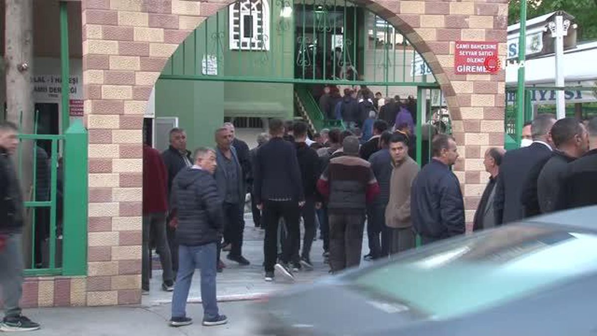 Bakan Kasapoğlu, bayram namazını İzmir'de kıldı