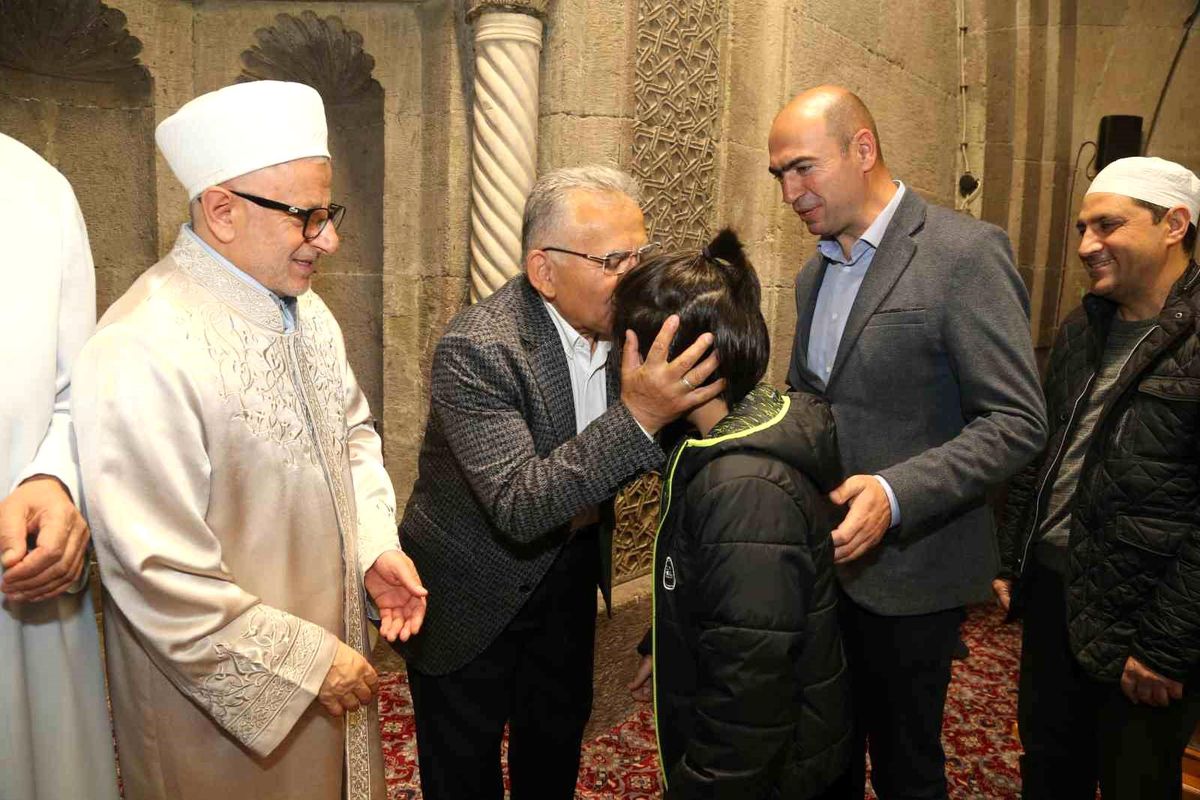 Başkan Büyükkılıç, bayram namazı sonrası vatandaşla bayramlaştı