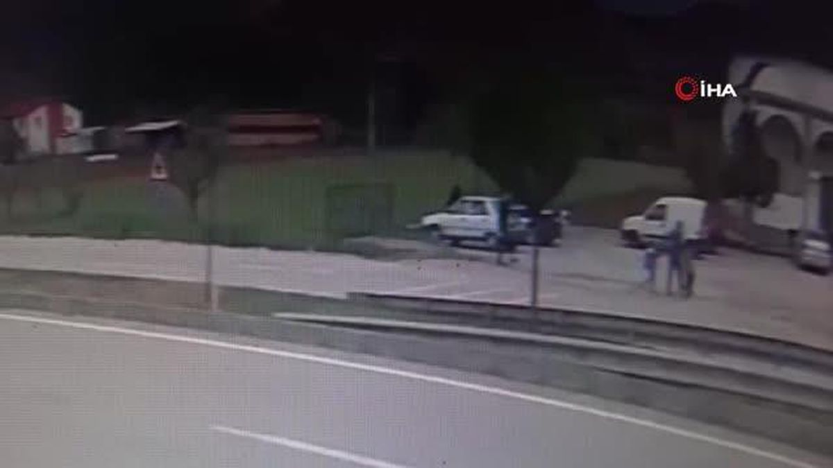 Bayram gezmesine giden ailenin aracı şarampole uçtu, o anlar kameraya böyle yansıdı