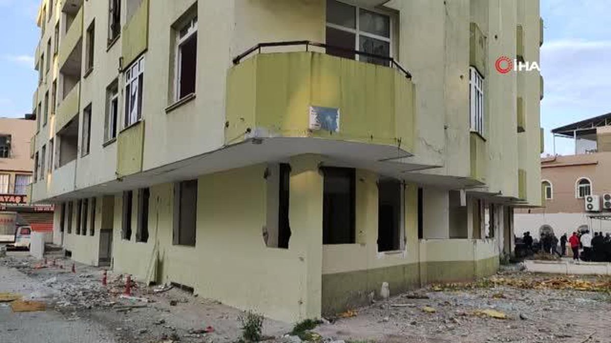Bayram namazını yıkılması için boşaltılan orta hasarlı binanın altında kıldılar