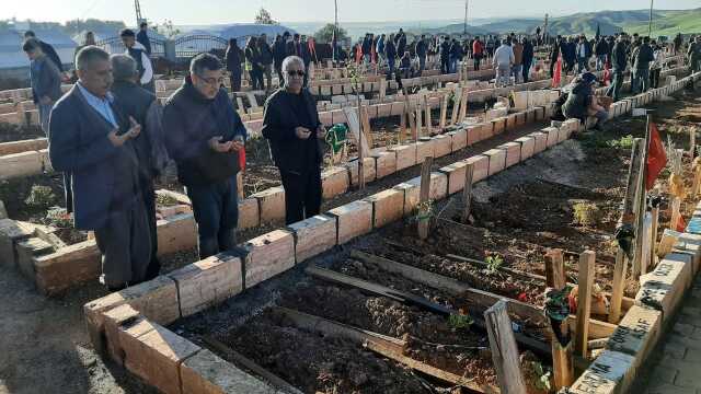 Bayram sabahı mezarlıklara akın edildi