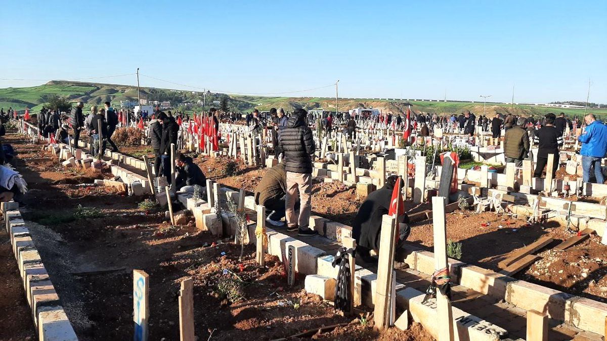 Adıyamanlılar bayram sabahı mezarlıklara akın etti