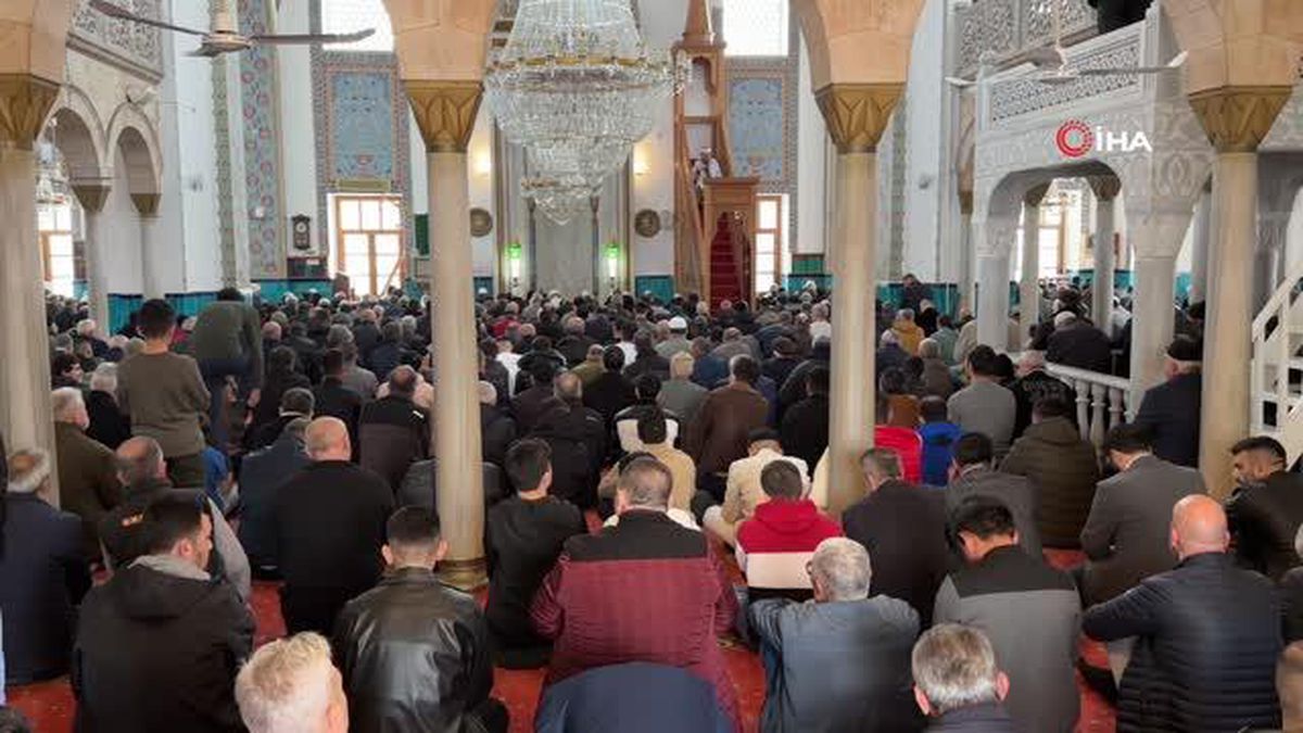 Bayramın 1'inci günü Cuma namazında camiler doldu taştı