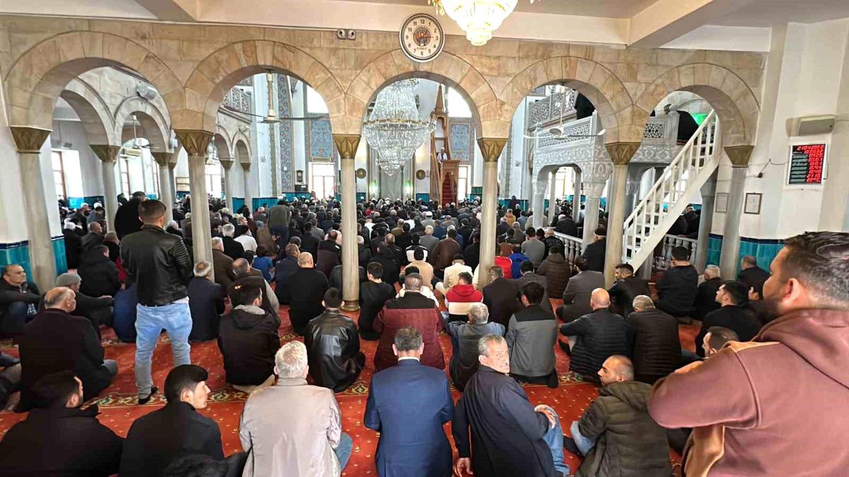 Bayramın birinci günü cuma namazında camiler doldu taştı