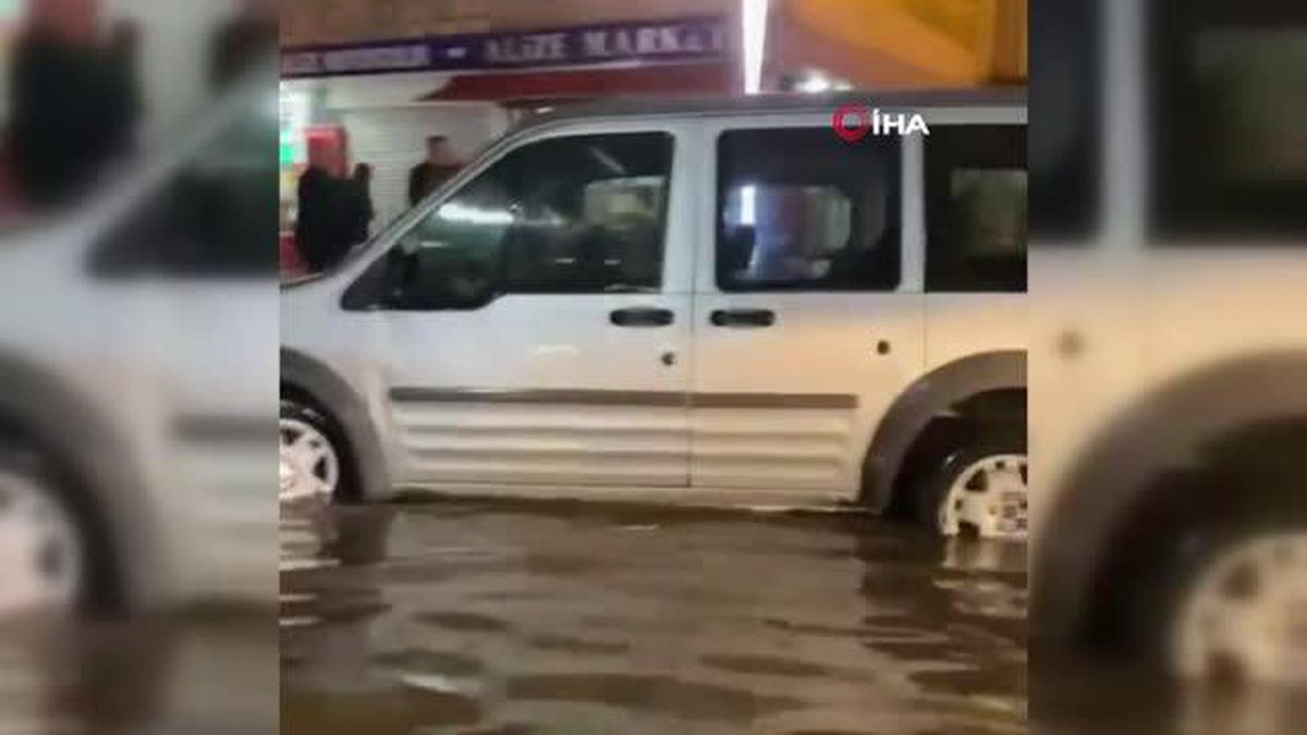 Bitlis'te sağanak yağış sürücülere zor anlar yaşattı