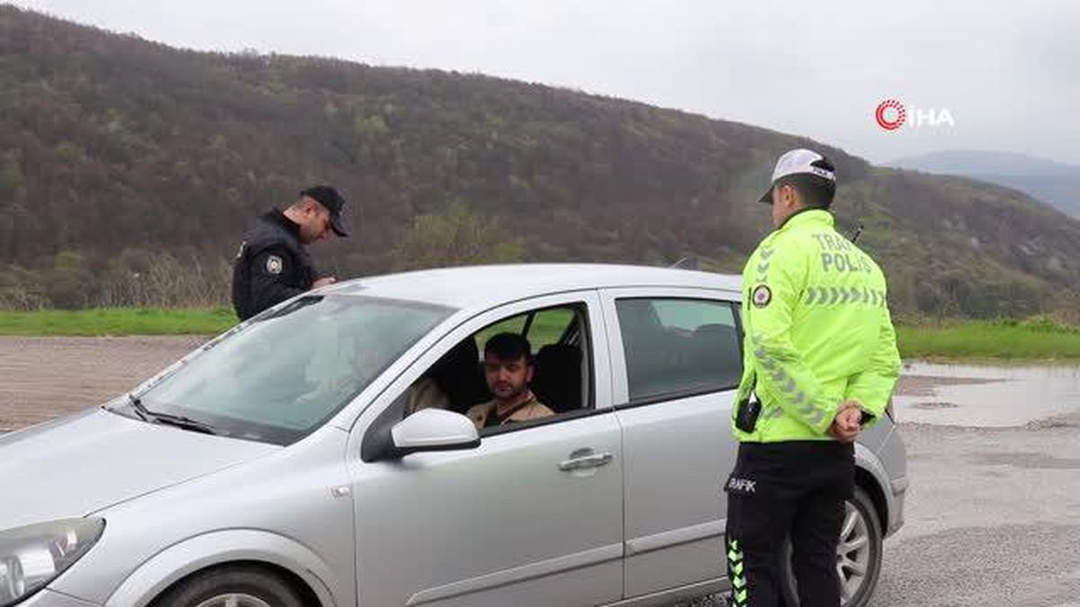 Bolu'da bir sürücü kendi için aldığı tatlıyı görev yapan polis ekiplerine vererek bayramlaştı