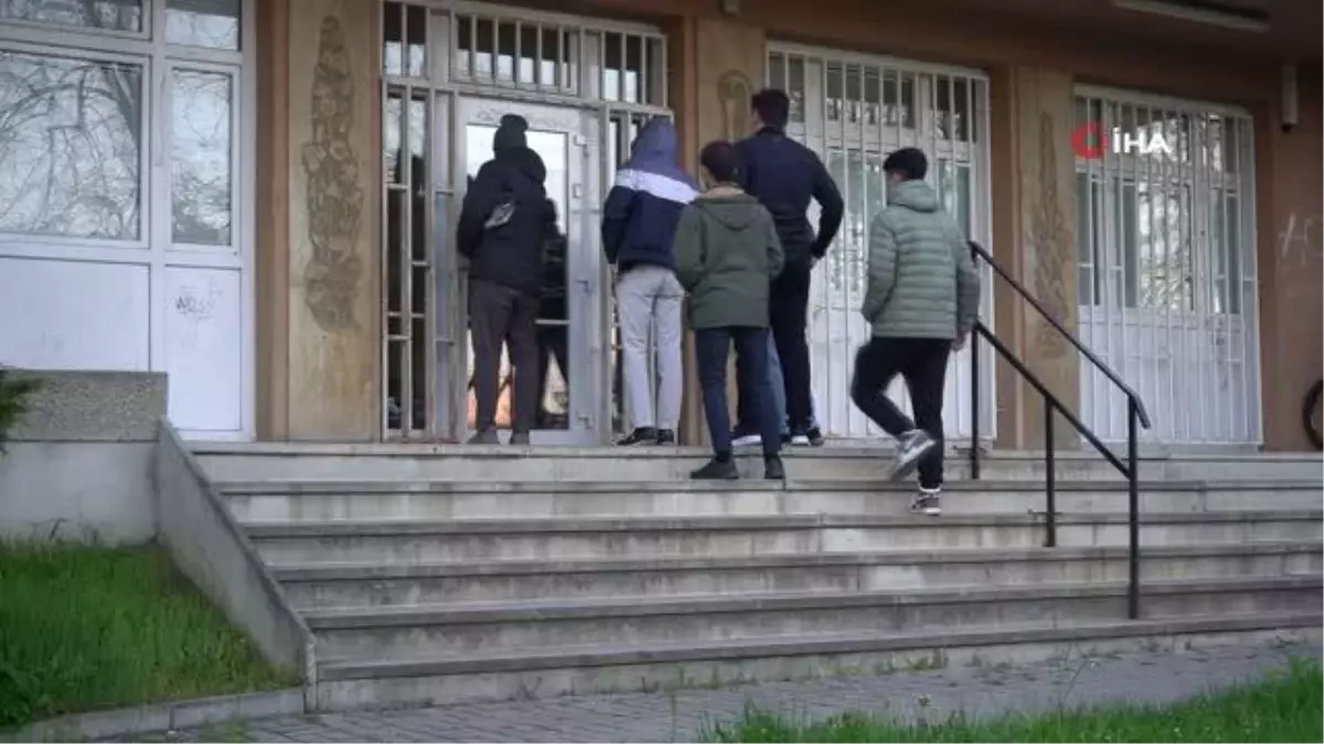 Çekya'da bayram namazı eda edildiBüyükelçi Bağış: 'Gurbet hasret demektir. Gurbette bayram Türkiye'deki gibi olmuyor'