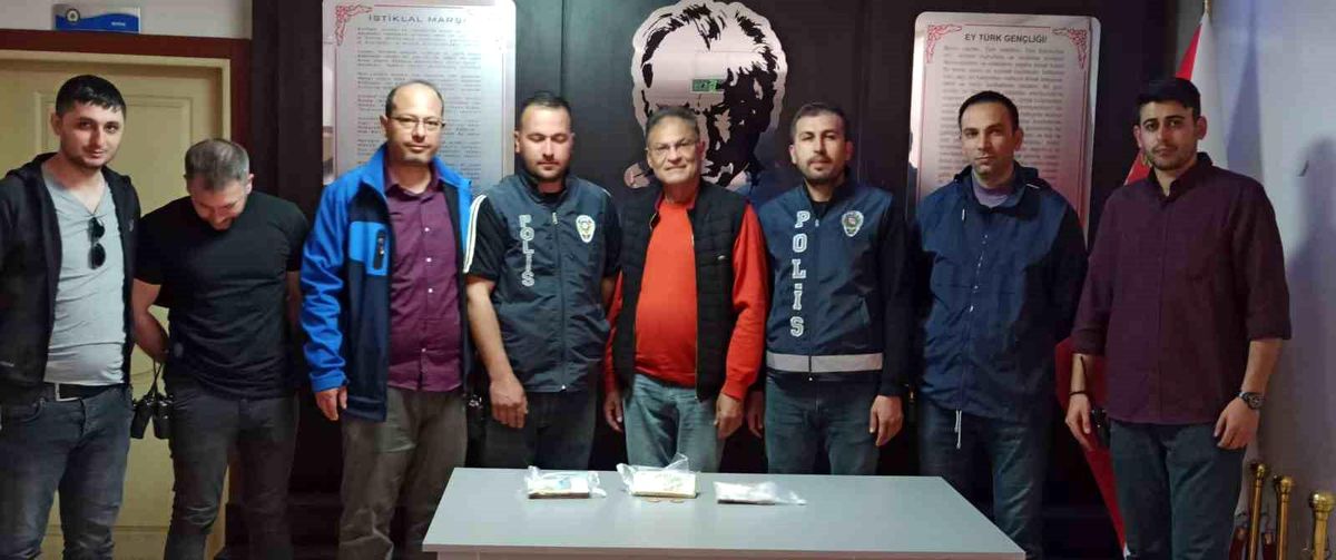 Çocuğunun eğitimi için biriktirdiği parasını polis teslim etti