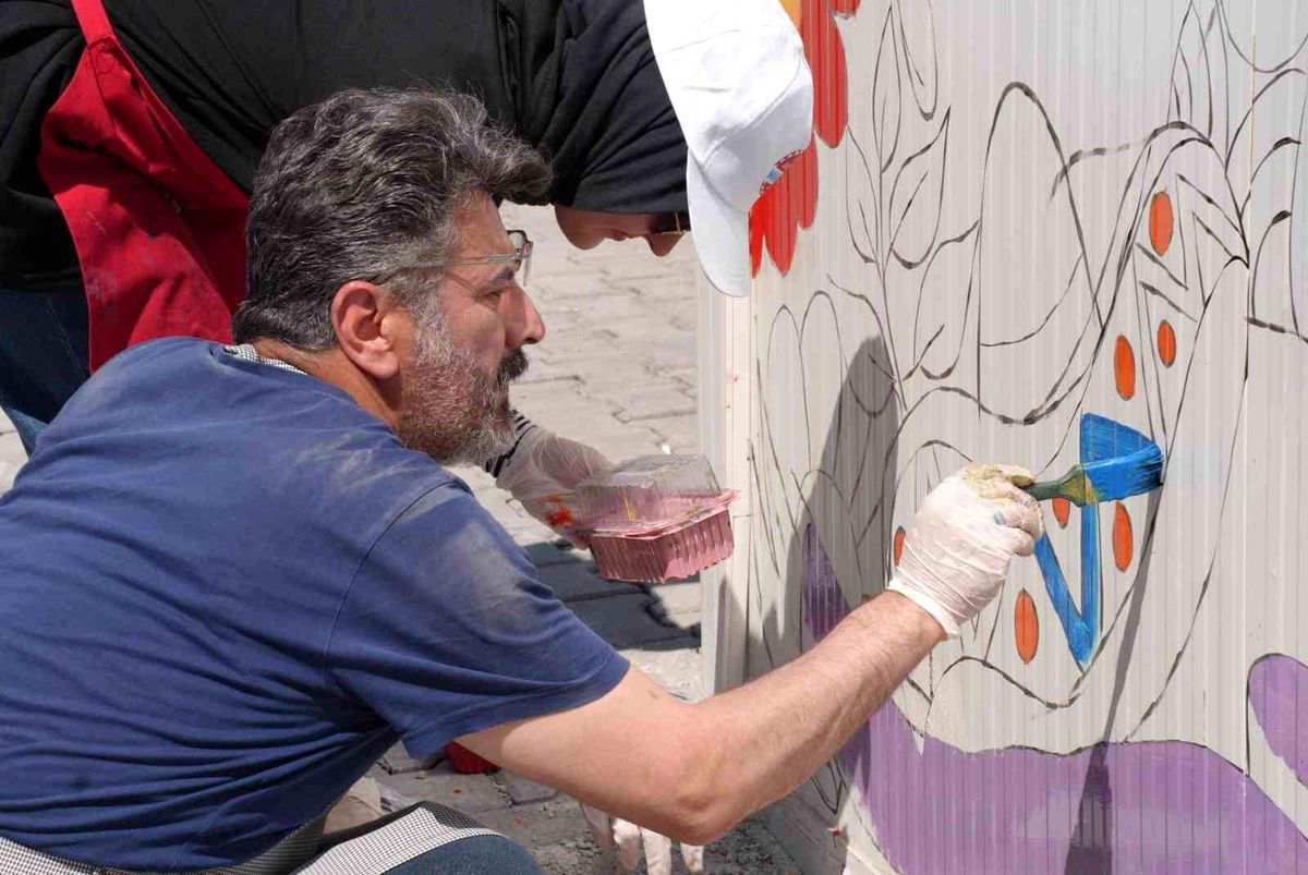 Çocuklar ATO'nun İskenderun'da kurduğu prefabrik yaşam alanını duvar resimleriyle canlandırdı