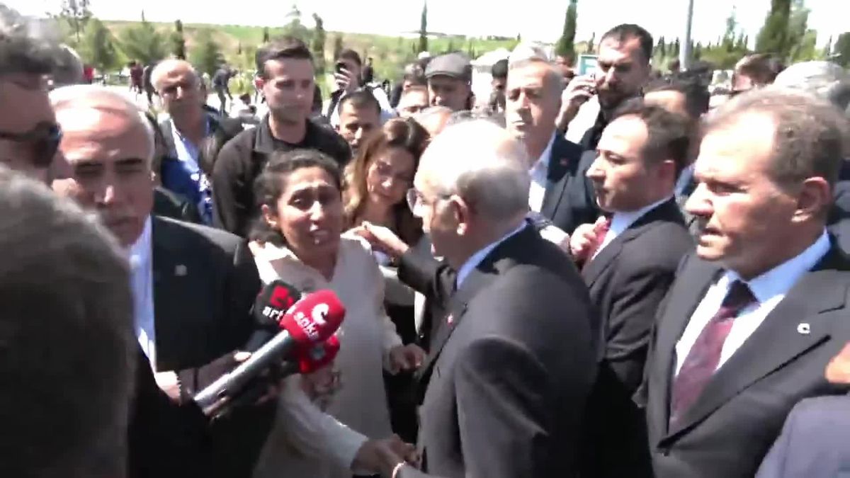 Cumhurbaşkanı Adayı Kılıçdaroğlu, Adıyaman'da... Kılıçdaroğlu, Depremde Yaşamını Yitiren Yurttaşların Mezarlarına Karanfil Bıraktı, Dua Etti