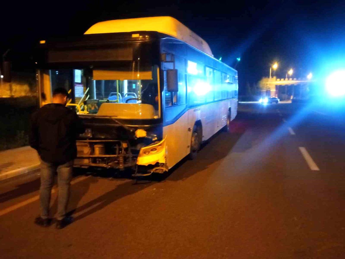 Diyarbakır'da belediye otobüsü ile otomobil çarpıştı: 5 yaralı