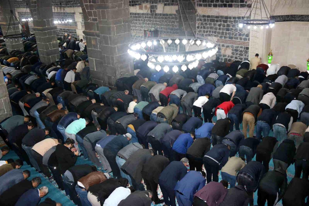 Diyarbakır'da yüzlerce vatandaş bayram namazı için tarihi Ulu Cami'ye akın etti