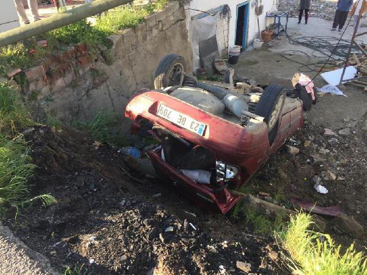 Elazığ'da otomobil şarampole devrildi: 5 yaralı