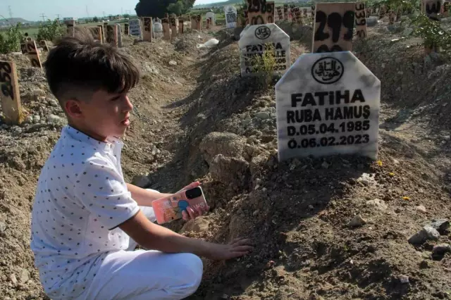 Enkaz başında günlerce dua ederken tanınan minik Ahmet, bayram sabahı da annesi ve kardeşlerini duasız bırakmadı