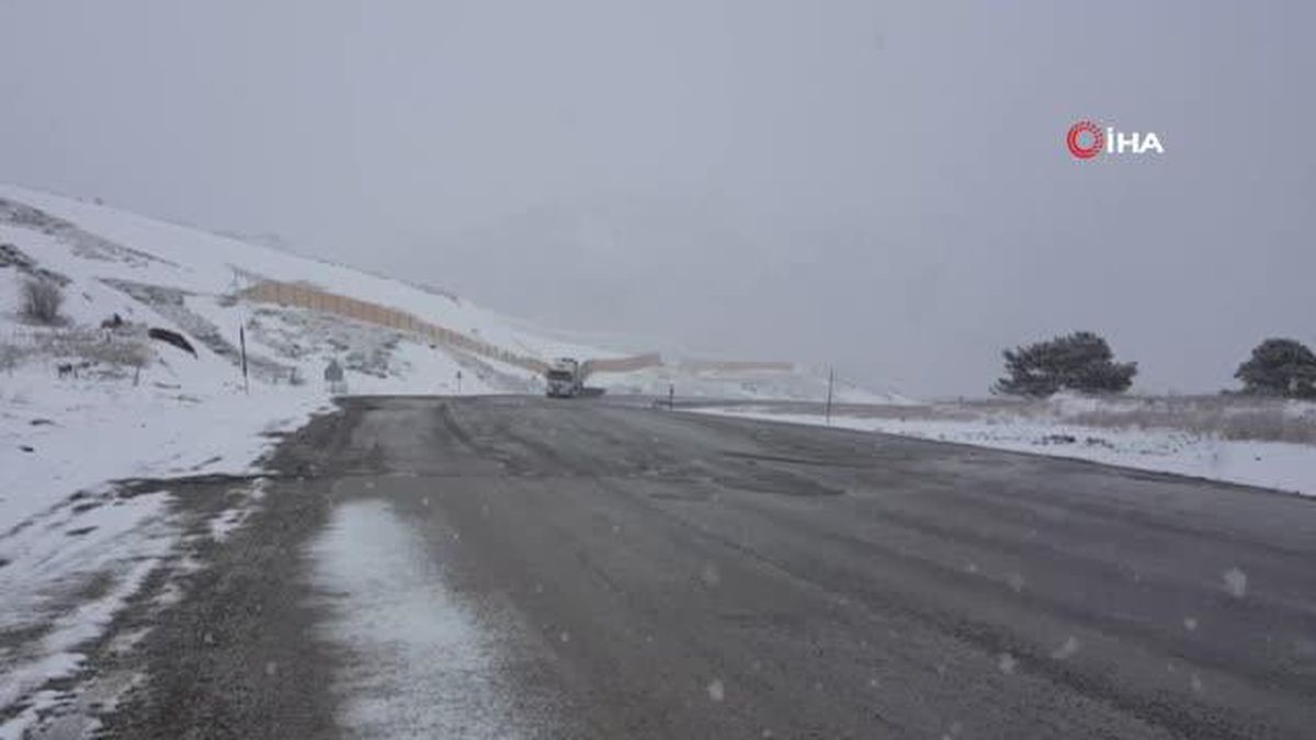 Erzincan'ın yüksek kesimlerinde kar, şehir merkezinde ise kuvvetli yağış etkili oldu