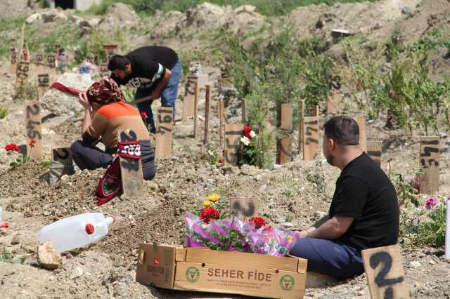 Hatay'da bayram öncesinde mezarlıklarda büyük hüzün! Gözyaşları sel olup aktı
