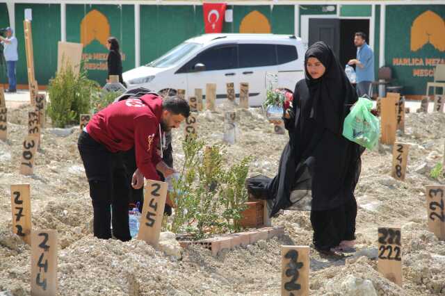 Hatay'da bayram öncesinde mezarlıklarda büyük hüzün! Gözyaşları sel olup aktı