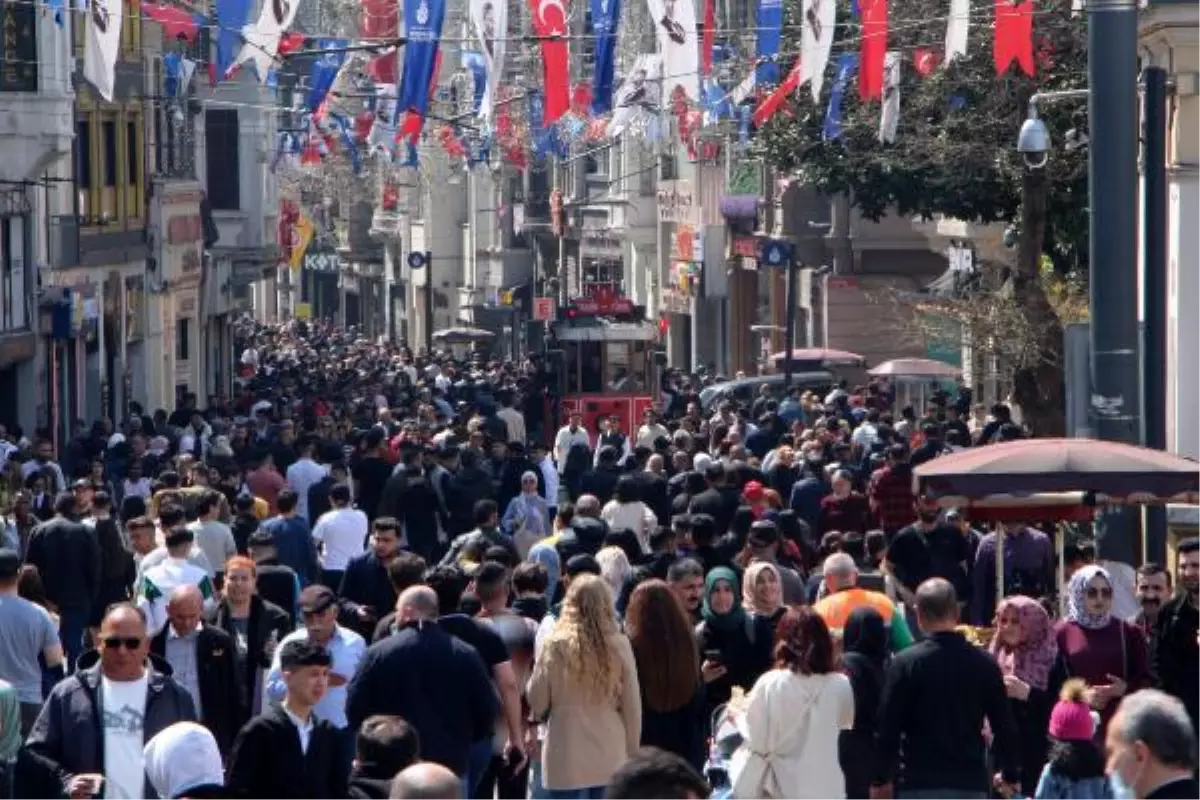 İstiklal Caddesi'nde bayram yoğunluğu